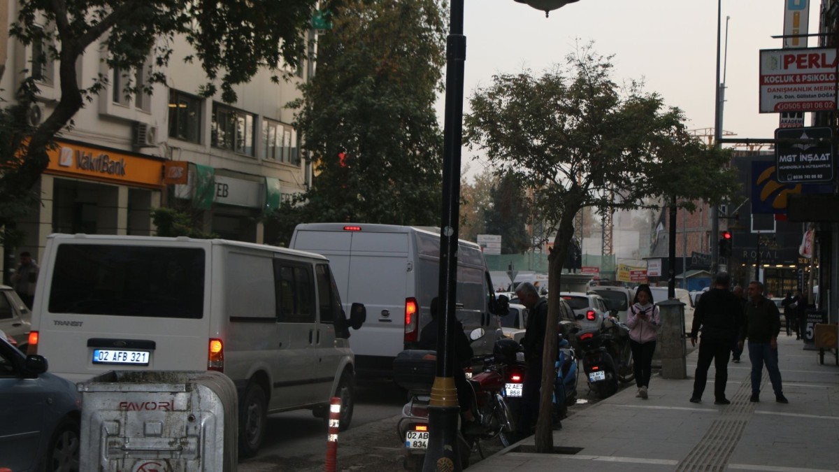 Adıyaman'da esnaf şikayetçi: ‘Yoğunluk Altınşehir’e kaydı, Çarşı Projesi bir an önce hayata geçirilmeli'  - Videolu Haber