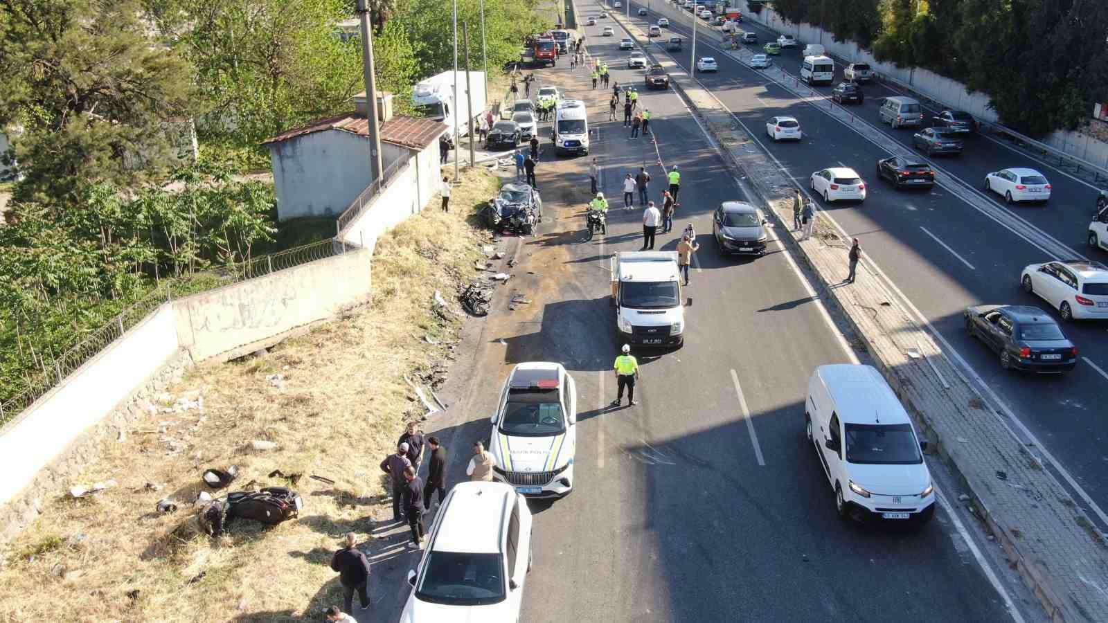 Bornova’da freni patlayan tır karşı şeride geçti: Ölü ve yaralılar var