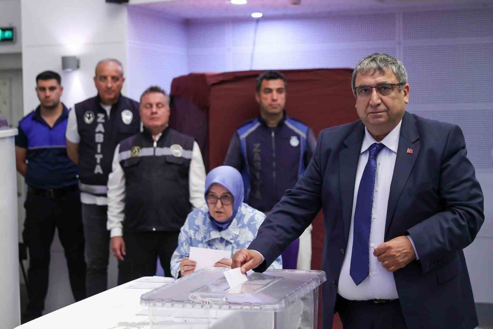 Buca Belediyesi’nde Başkanvekili CHP’li Hüseyin Benzer oldu