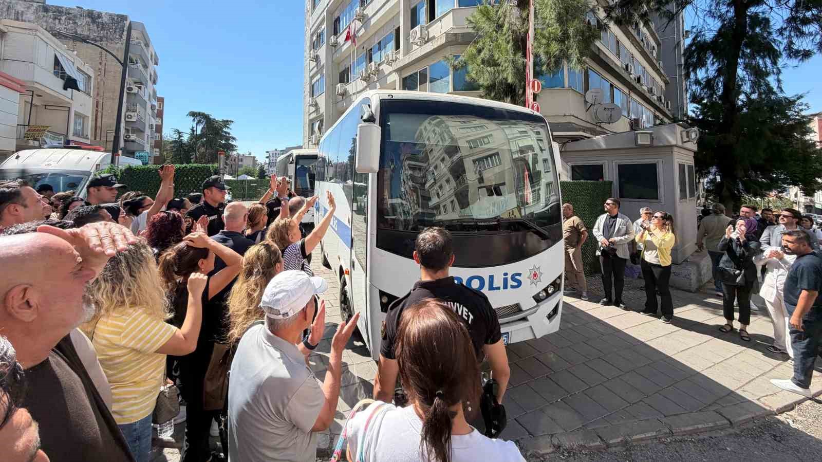 Buca Belediyesine yolsuzluk operasyonunda şüpheliler hastaneye sevk edildi