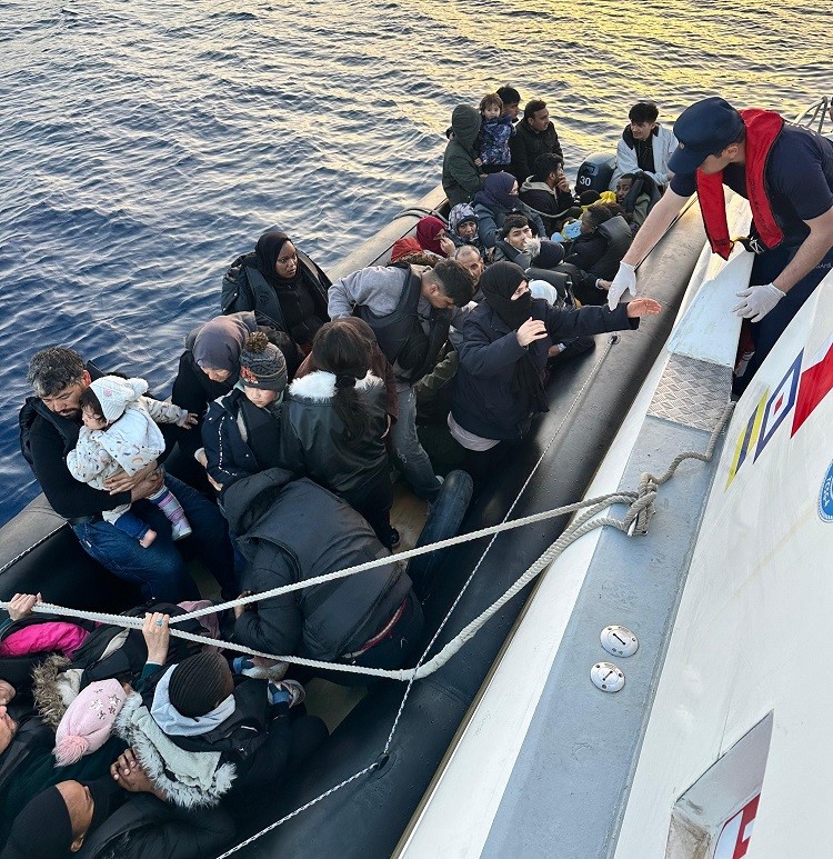 Çeşme açıklarında lastik botta 39 düzensiz göçmen yakalandı