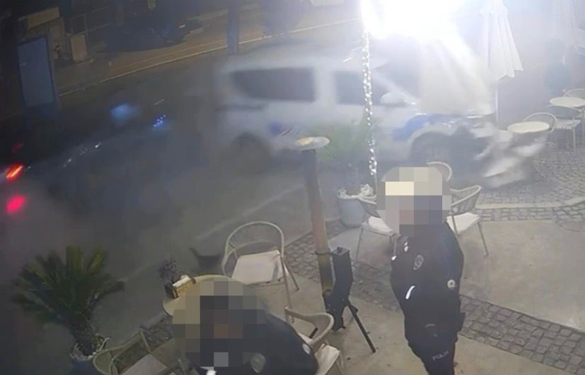Çeşme’de otomobilin polis aracına çarptığı anlar kameraya yansıdı