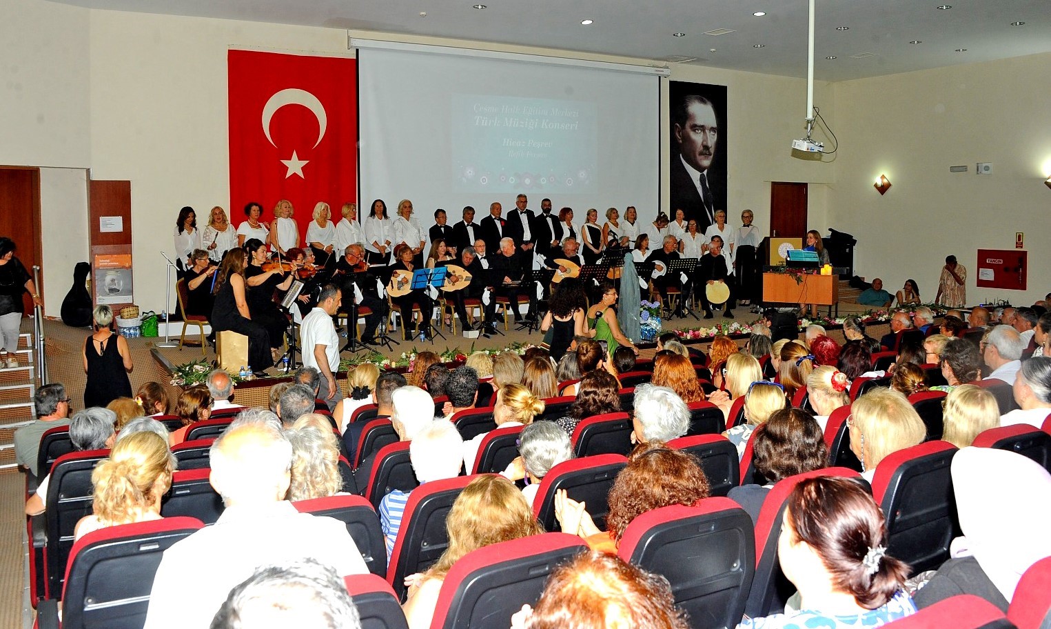 Çeşme Halk Eğitim Merkezi’nden yıl sonu konserinde müzik ve sanat şöleni