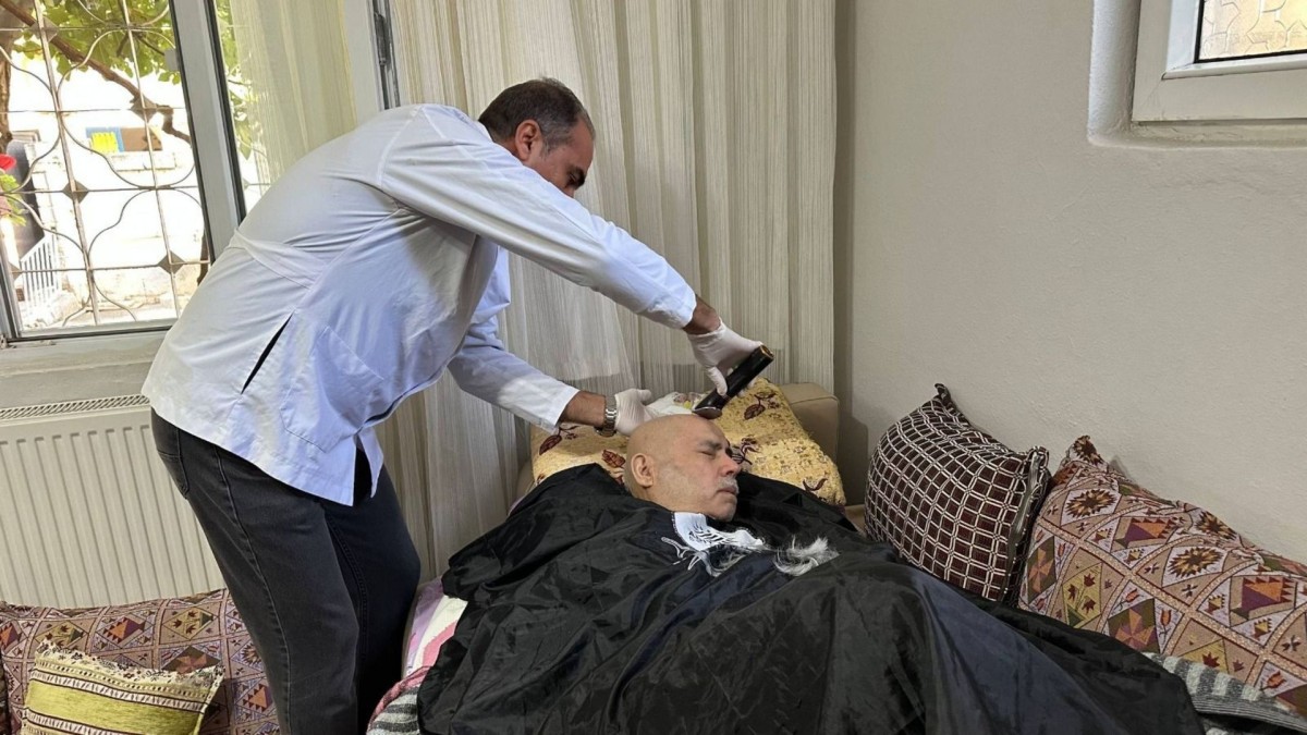 Engelli eşi için verilen evde bakım hizmeti, kadını gözyaşlarına boğdu  - Videolu Haber