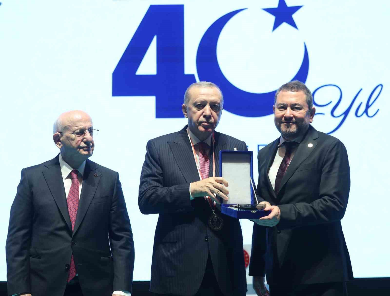 Erdoğan’dan İzmirli iş adamı Nazım Torbaoğlu’na anlamlı plaket