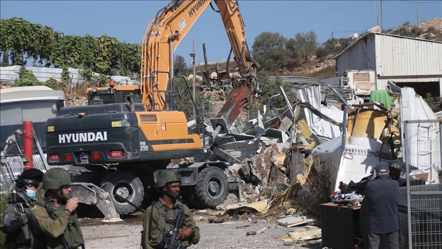 İsrail ordusu, işgal altındaki Batı Şeria'da 20 dükkanı kapsayan 6 ticari tesisi yıktı