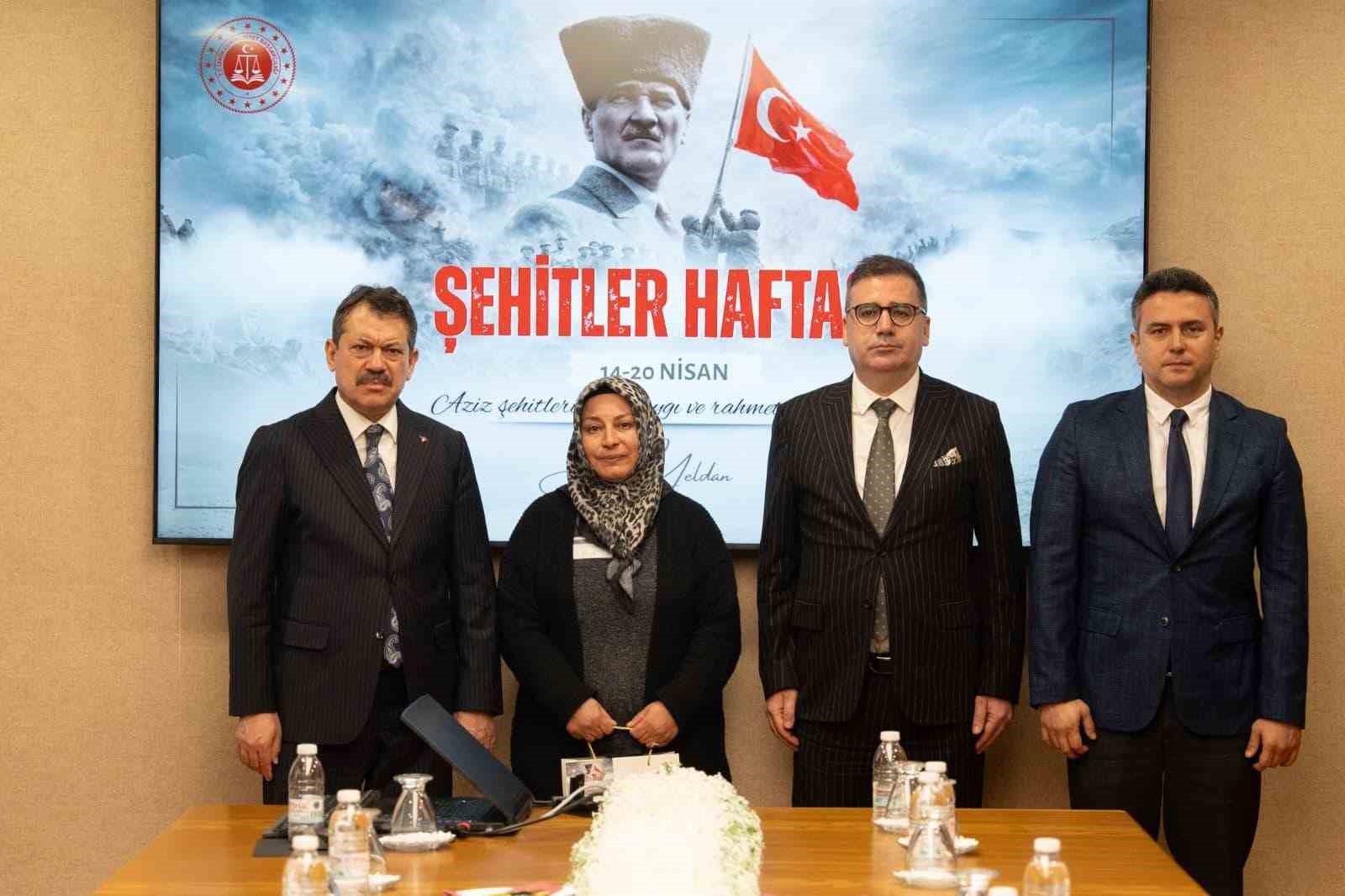 İzmir Adliyesi’nde şehit yakınları unutulmadı