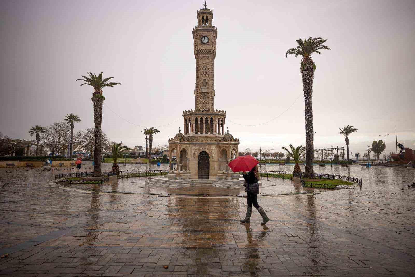 İzmir Büyükşehir ekipleri sağanak nedeniyle seferber oldu