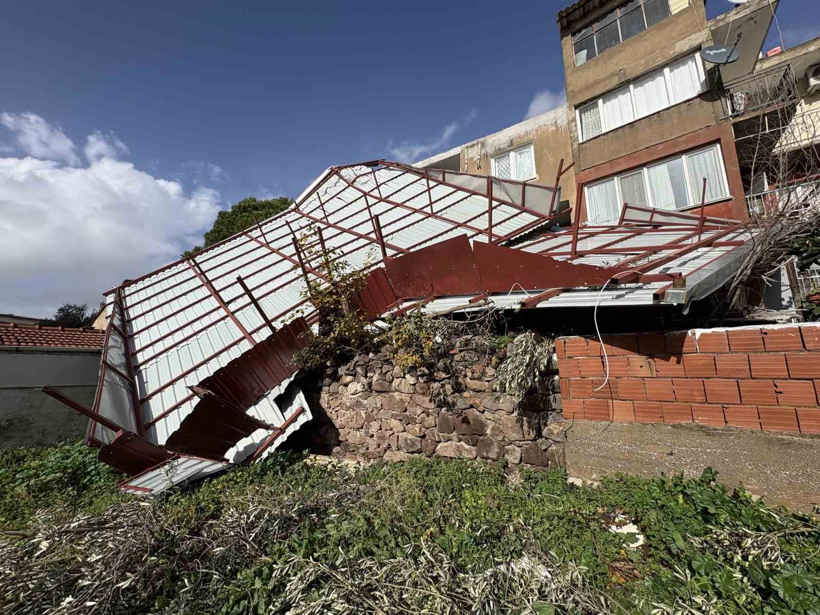 İzmir’de 4 katlı binanın çatısı uçtu