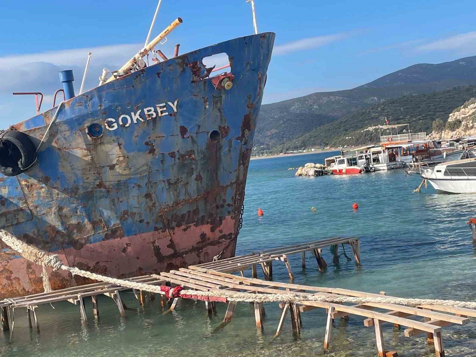 İzmir’de Demircili Sahili’ndeki hurda gemiye inceleme başlatıldı