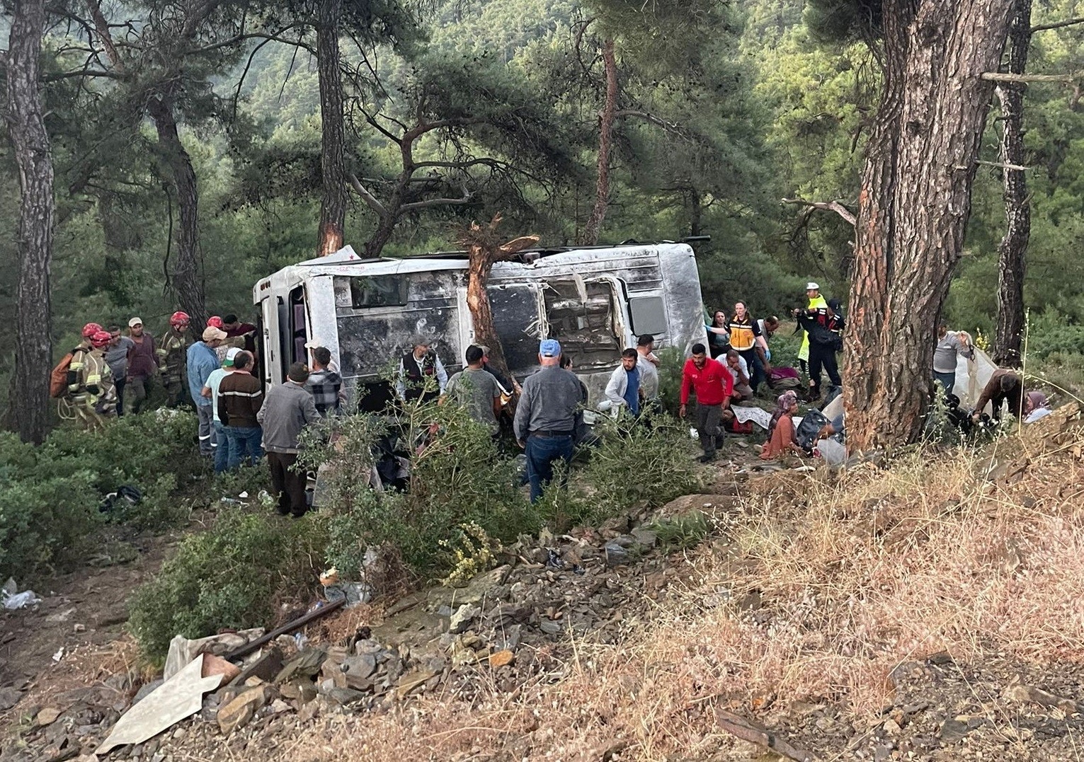 İzmir’de işçi servisi şarampole devrildi: 22 yaralı