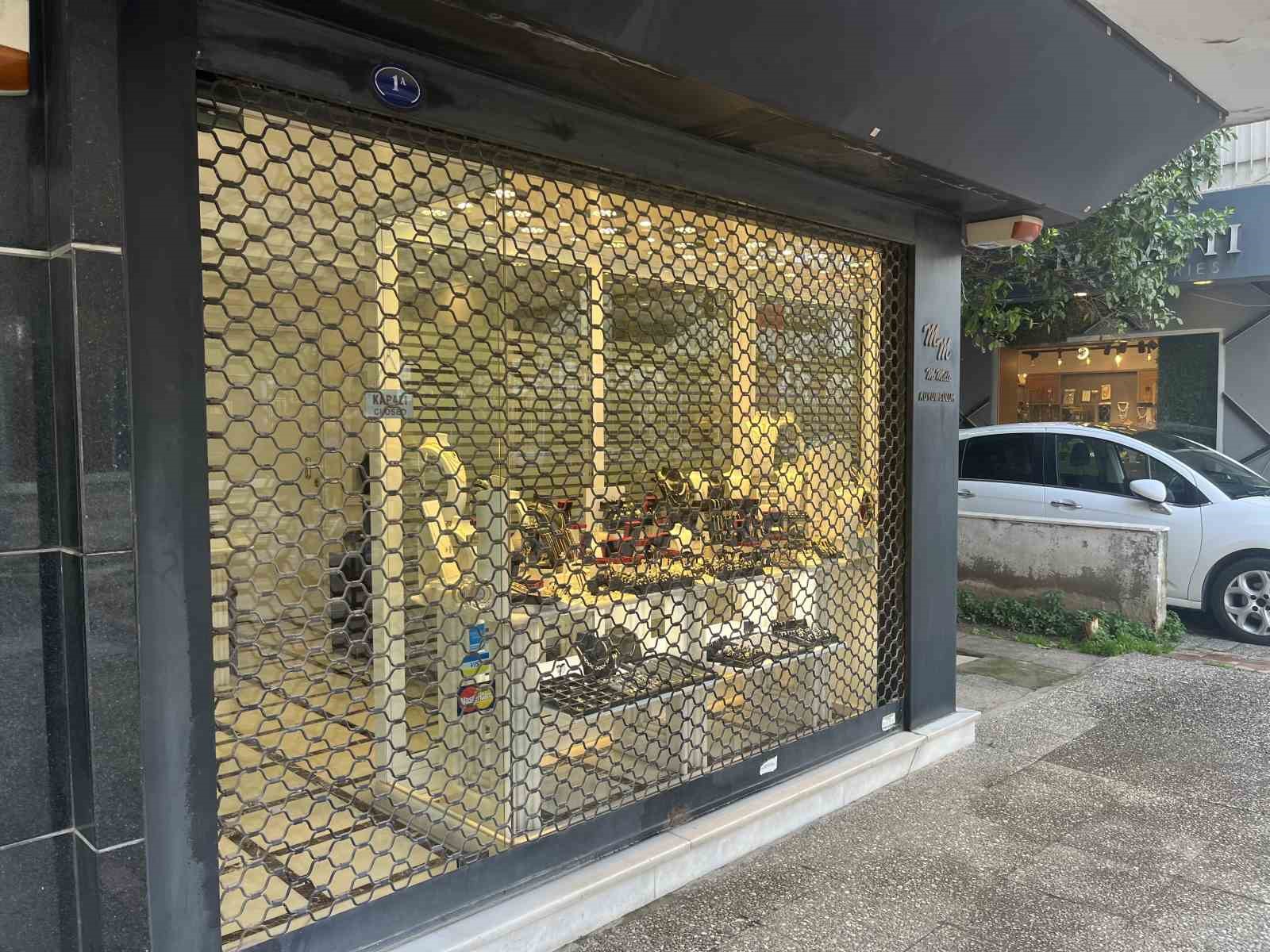 İzmir’de kuyumcuya silahlı soygun girişimi