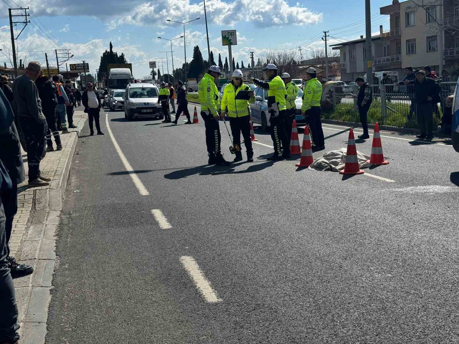 İzmir’de ölümlü kaza sonrası vatandaşlar kara yolunu trafiğe kapattı