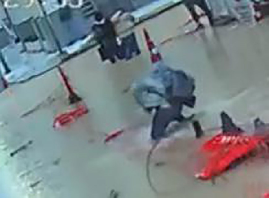 İzmir’de sağanak ve fırtına: Caddeler göle döndü, zor anlar kameraya yansıdı