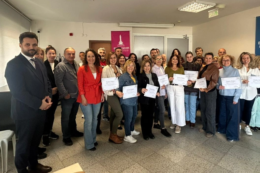 İzmir Meslek Fabrikası’nda Mezuniyet Coşkusu