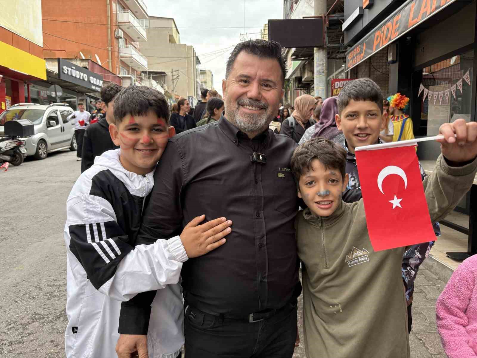 İzmirli işletmeciden 23 Nisan’da binlerce çocuğa pide ve bayrak