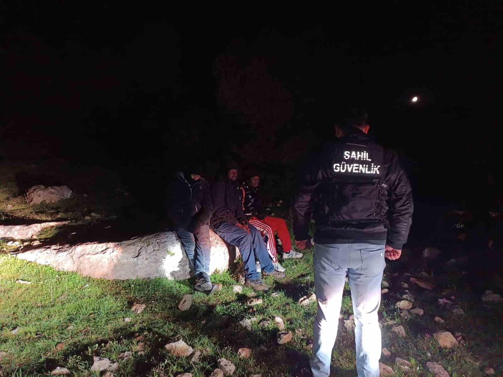 İHA tespit etti, ekipler operasyon yaptı: 22 düzensiz göçmen yakalandı