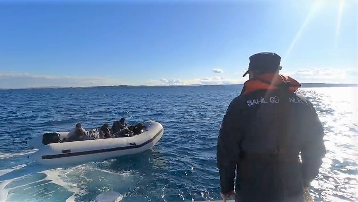 İzmir açıklarında 43 düzensiz göçmen yakalandı