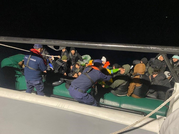 İzmir açıklarında 50 düzensiz göçmen yakalandı