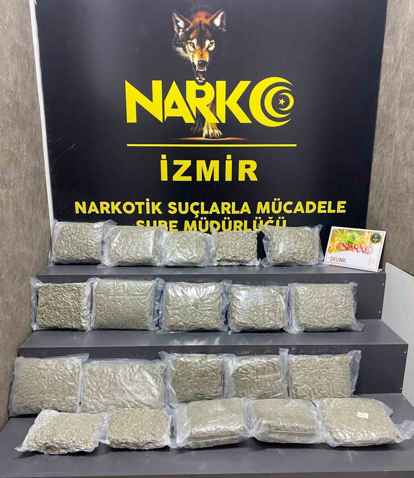 İzmir’de araçtan 21 kilo uyuşturucu çıktı