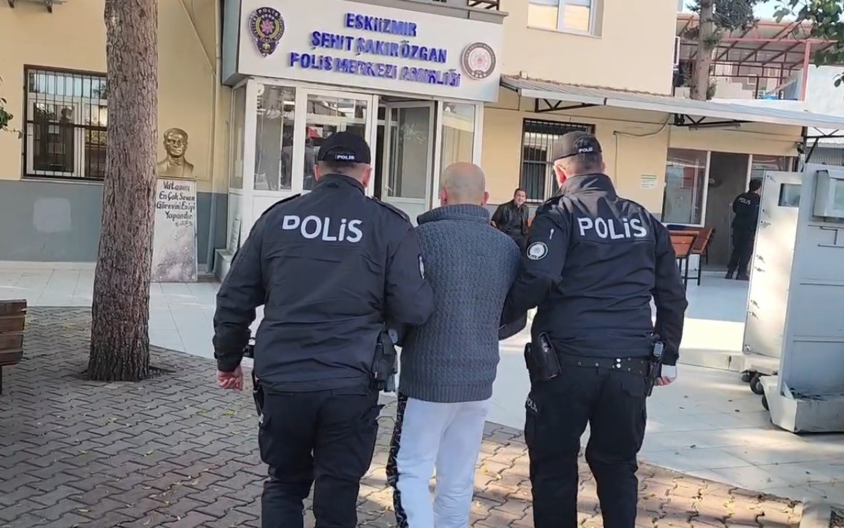 İzmir’de aranan 2 şüpheli kıskıvrak yakalandı