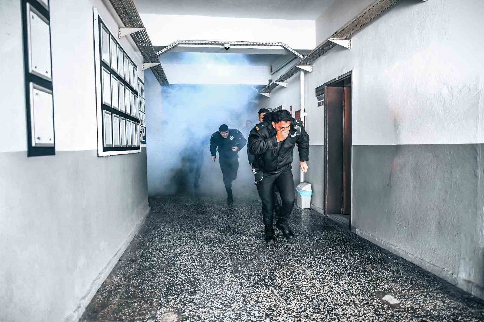 İzmir’de, itfaiyeden polis okulunda yangın tatbikatı