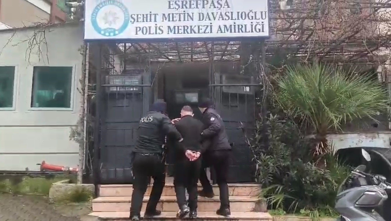 Konak polisinden kaçamadılar: 2 firari yakalandı