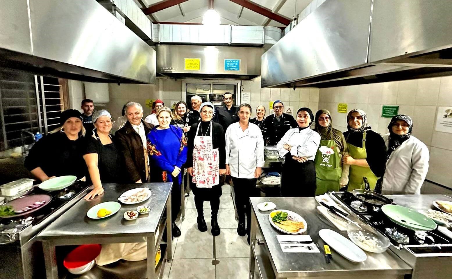 Ödüllü şef, Çeşme’de yeni aşçılar yetiştiriyor
