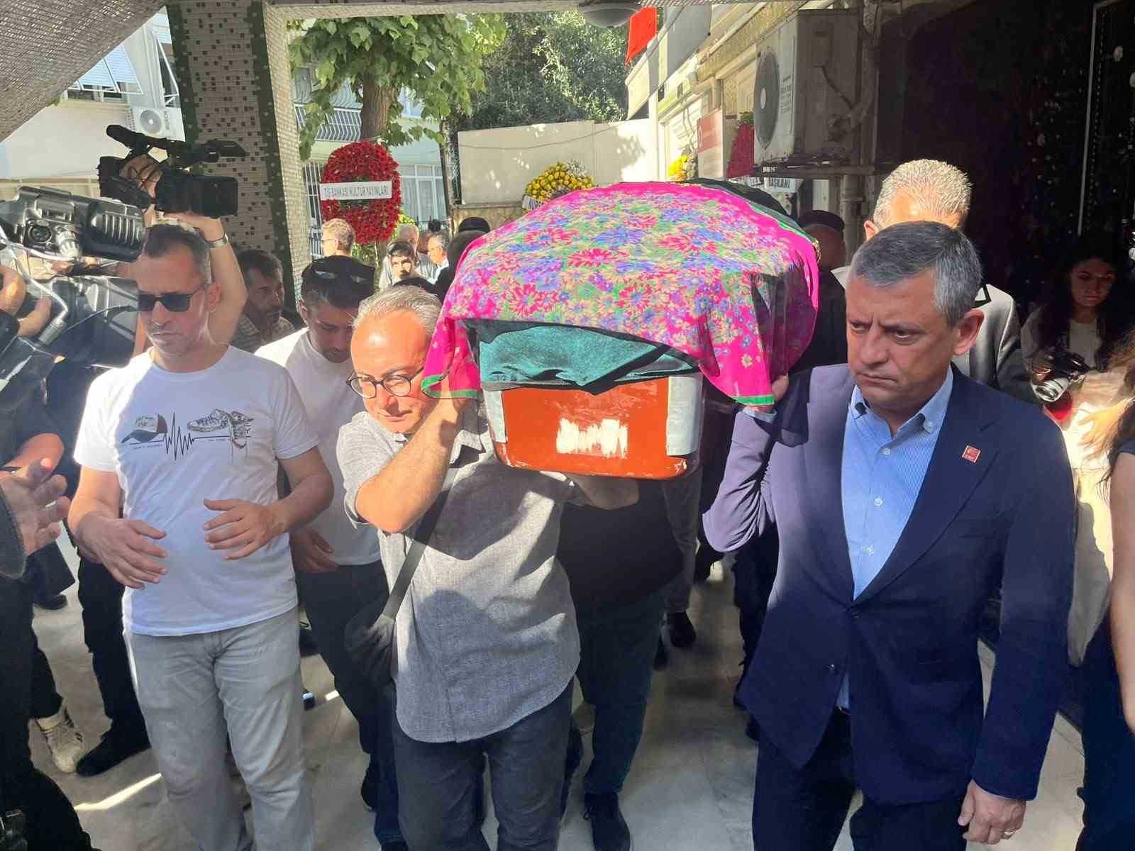 Özgür Özel, İzmir’de Gönülşen ailesinin cenazesine katıldı