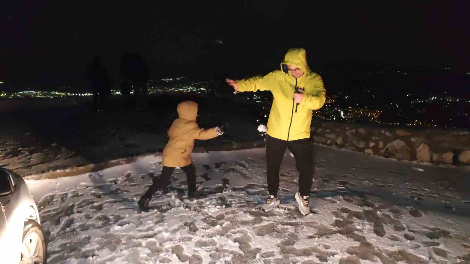 Spil Dağı Milli Parkı’na mevsimin ilk karı yağdı