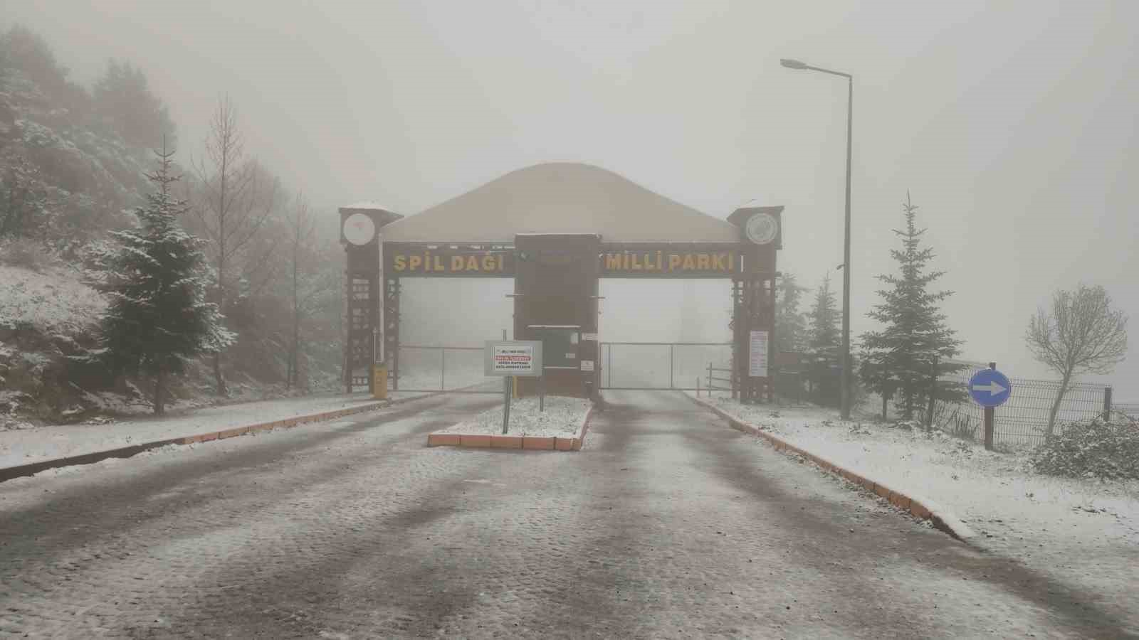 Spil Dağı’na Mayıs ayında kar yağdı