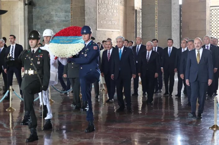 Tokayev, Anıtkabir’de Ata’ya Saygı Duruşunda Bulundu