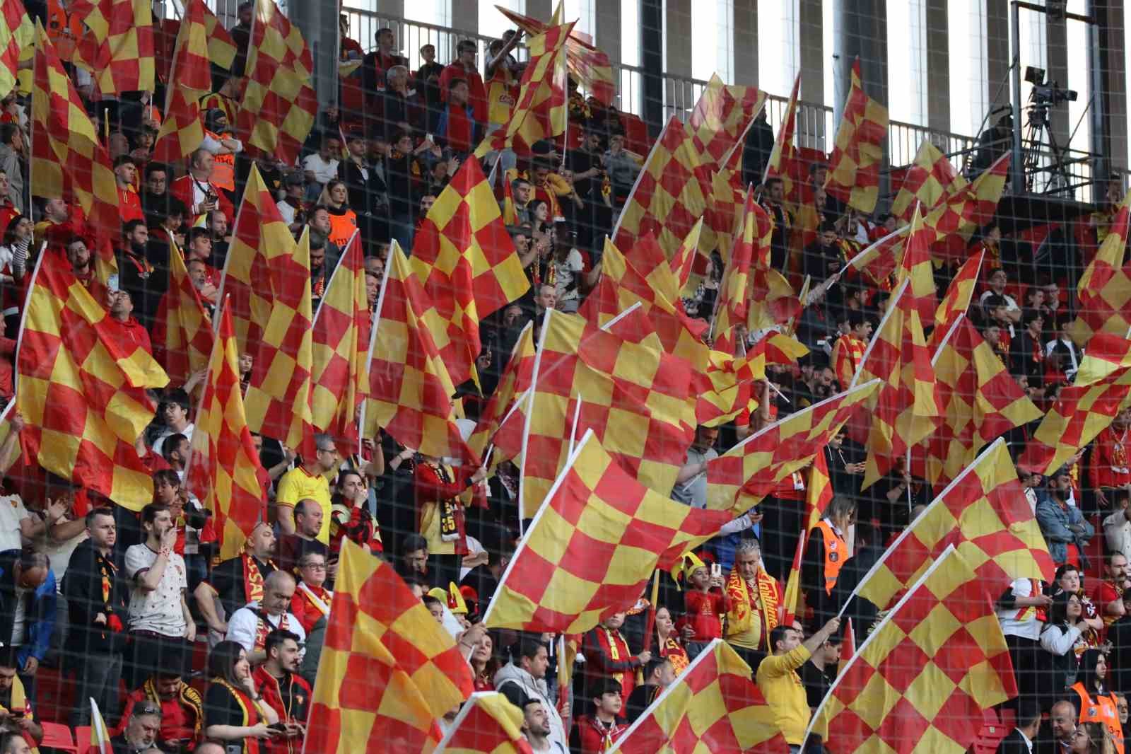 Trendyol Süper Lig: Göztepe: 0 - Galatasaray: 1 (Maç devam ediyor)