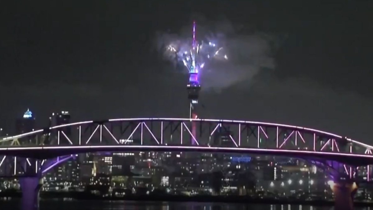 Yeni yılı ilk karşılayan ülke Kiribati oldu  - Videolu Haber